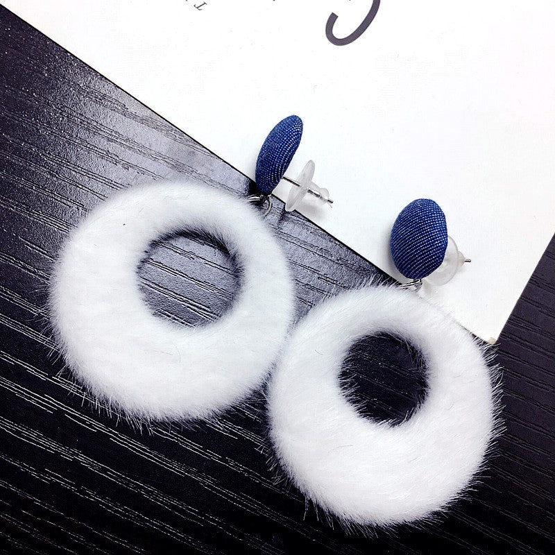 Bông Tai Tòn Teng Khoen Tròn Lông Thỏ Trắng