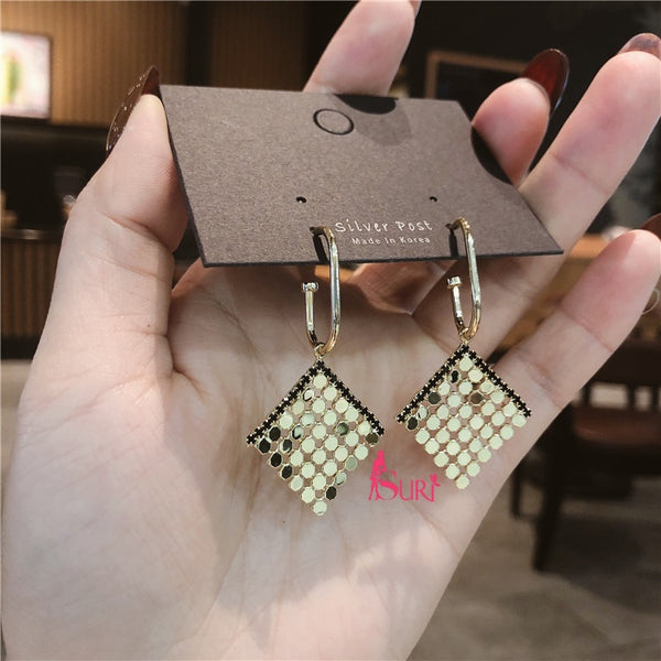 Bông Tai Tòn Teng Khoen Vuông Hình Thoi Vàng Lấp Lánh Viền Đen