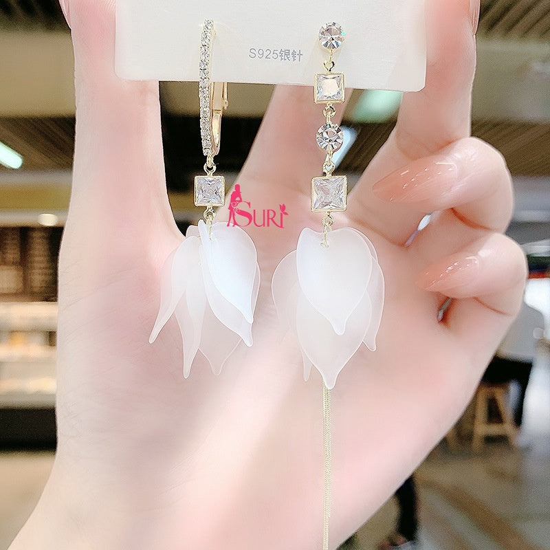 Bông Tai Tòn Teng Bất Đối Xứng Cánh Hoa Trắng Đính Đá