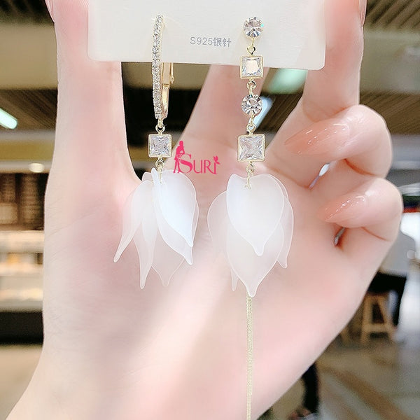 Bông Tai Tòn Teng Bất Đối Xứng Cánh Hoa Trắng Đính Đá