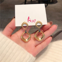 Bông Tai Tòn Teng 2 Hình Thoi Vàng Nhám Chữ Luck Đen