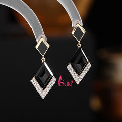 Bông Tai Tòn Teng 2 Hình Thoi Đen Đính Viền Đá Trắng In Chữ