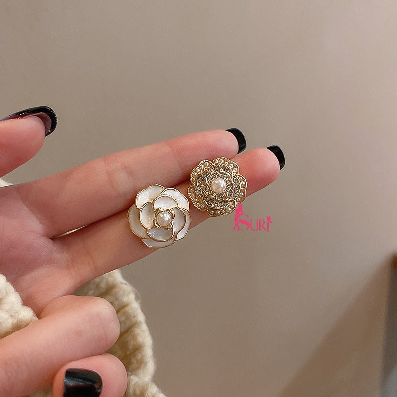 Bông Tai Bất Đối Xứng Hoa Hồng Trắng Nữ Tính