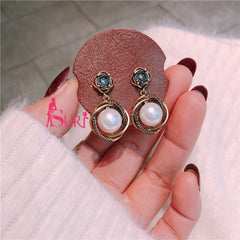 Bông Tai Tòn Teng Hình Hoa Nhụy Đá Ngọc Trai Xoắn Viền Đá Đen