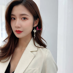 Bông Tai Tòn Teng Khoen Hoa Đào Tua Rua Đính Đá Sáng Dạng Móc