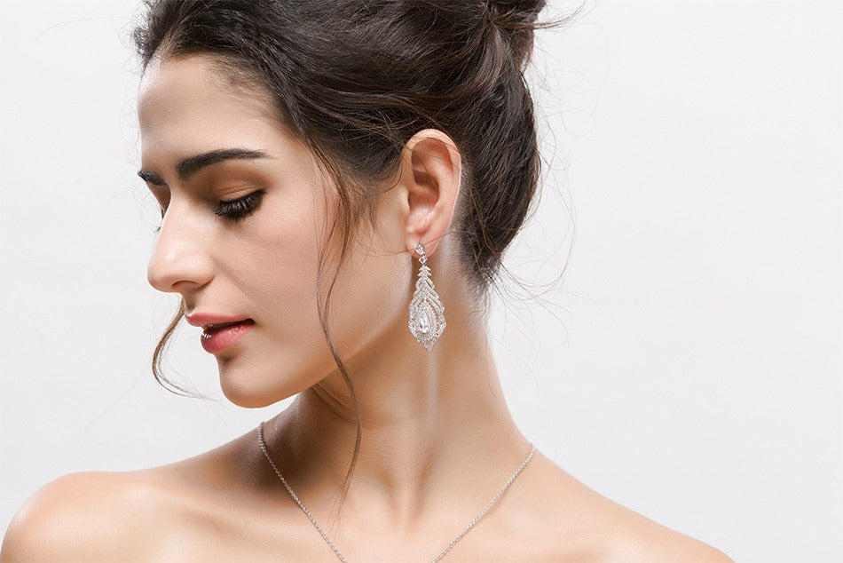 Bông Tai Kiểu Dáng Lông Vũ Đá Trắng Cao Cấp