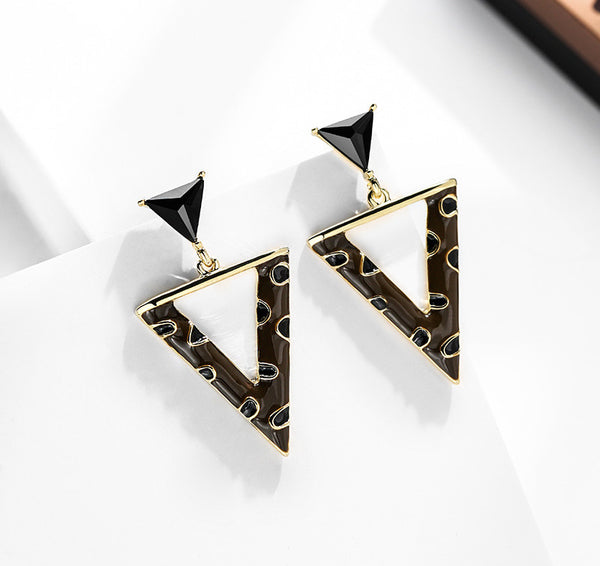 Bông Tai Tòn Teng Tam Giác Họa Tiết Đen