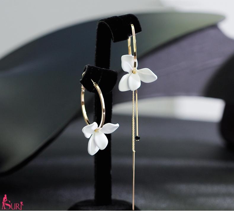 Bông Tai Khoen Tròn Bất Đối Xứng Hoa Trắng