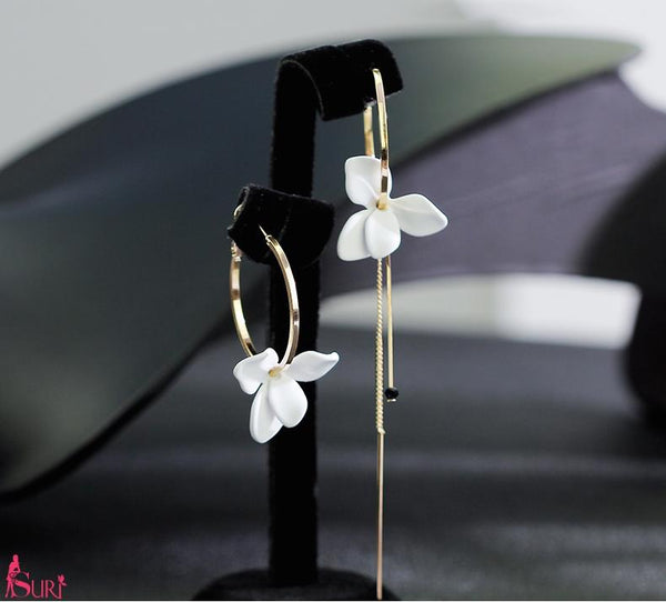 Bông Tai Khoen Tròn Bất Đối Xứng Hoa Trắng