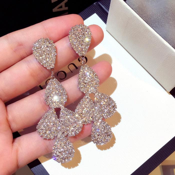 Bông tai đuôi cong đính đá sang trọng