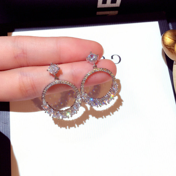 Bông tai tròn đính đá vòng cung