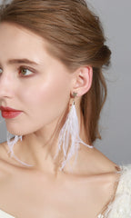 Bông tai lông vũ trắng