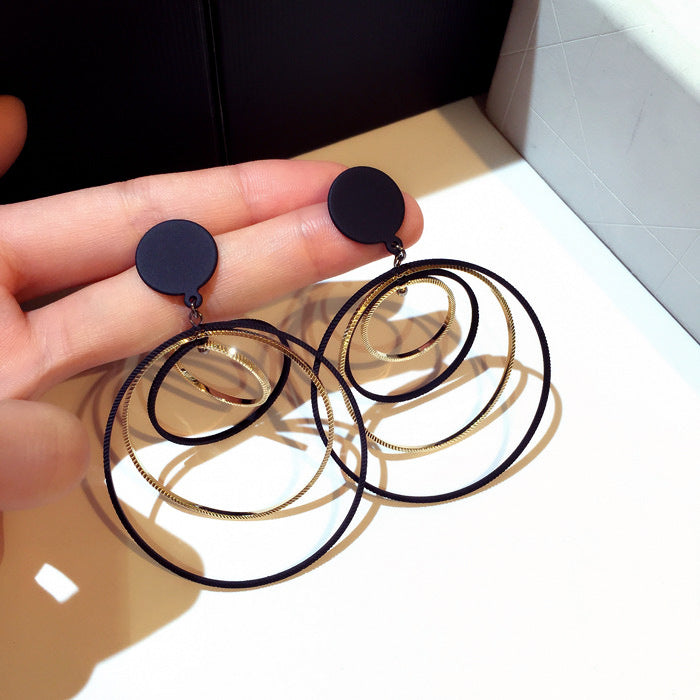 Bông tai tòn teng teng khoen vàng đen