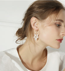 Bông tai khoen hoa đá trắng