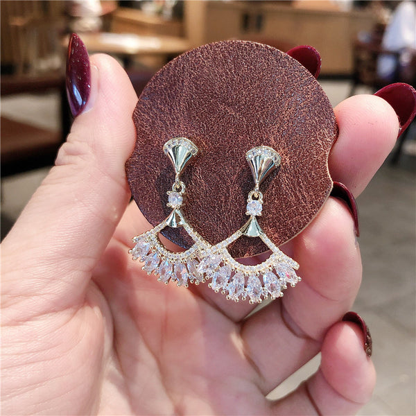 Bông Tai Tòn Teng Rẻ Quạt Đá Trắng 6 Hạt