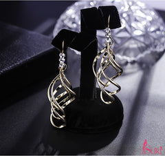 Bông tai tòn teng dạng xoắn sang chảnh