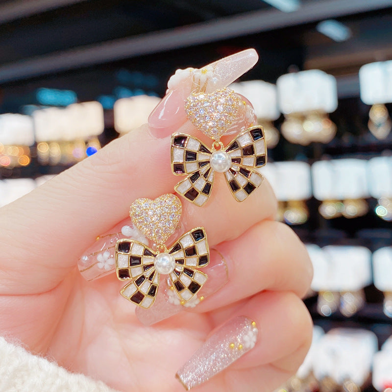 Bông Tai Trái Tim Đá Phối Nơ Caro Đen