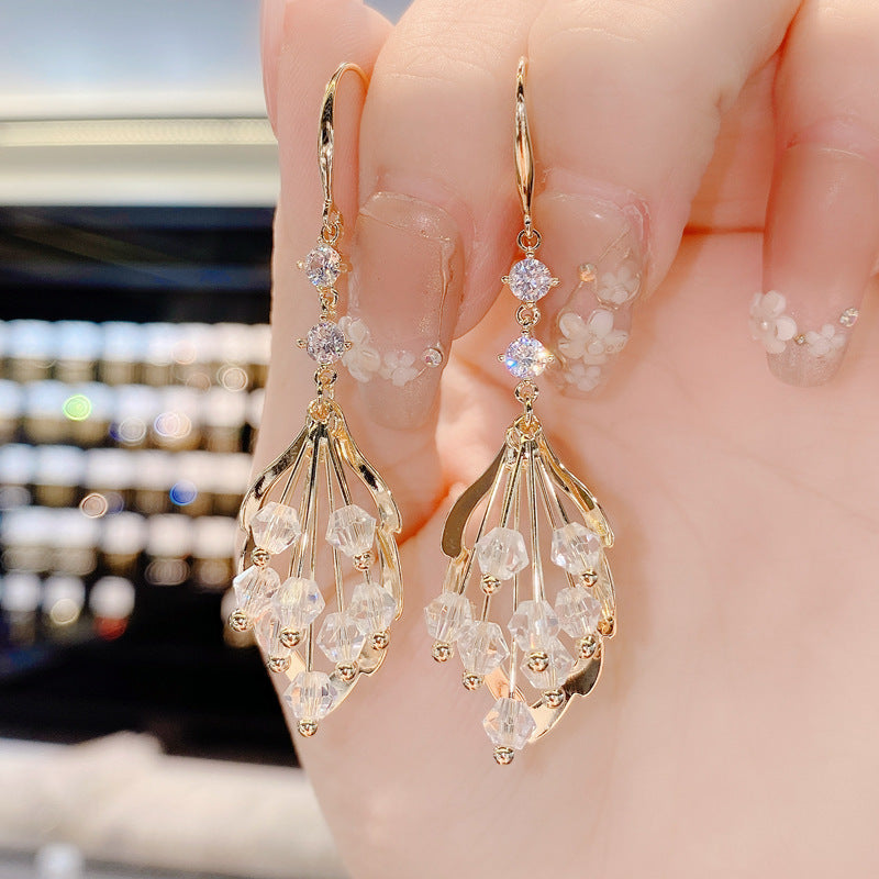 Bông Tai Tòn Teng Hình Lá Vàng Phối Pha Lê Trắng Tua Rua Dạng Móc