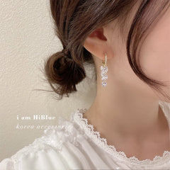 Bông Tai Khoen Tròn Vàng Tua Rua 4 Sợi Phối Đá Tròn Trắng Dáng Rơi