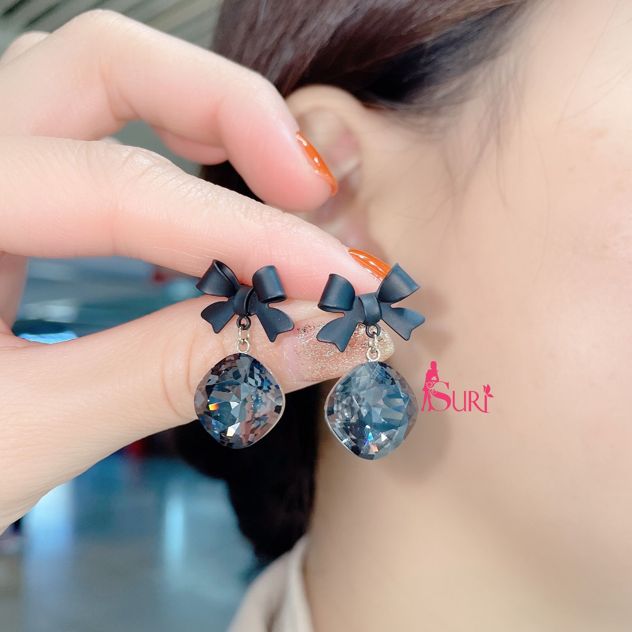 Bông Tai Tòn Teng Nơ Đen Phối Hình Thoi Đá Cùng Màu Siêu Yêu