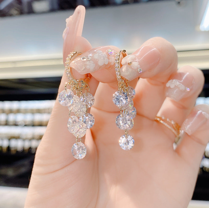 Bông Tai Khoen Tròn Vàng Tua Rua 4 Sợi Phối Đá Tròn Trắng Dáng Rơi