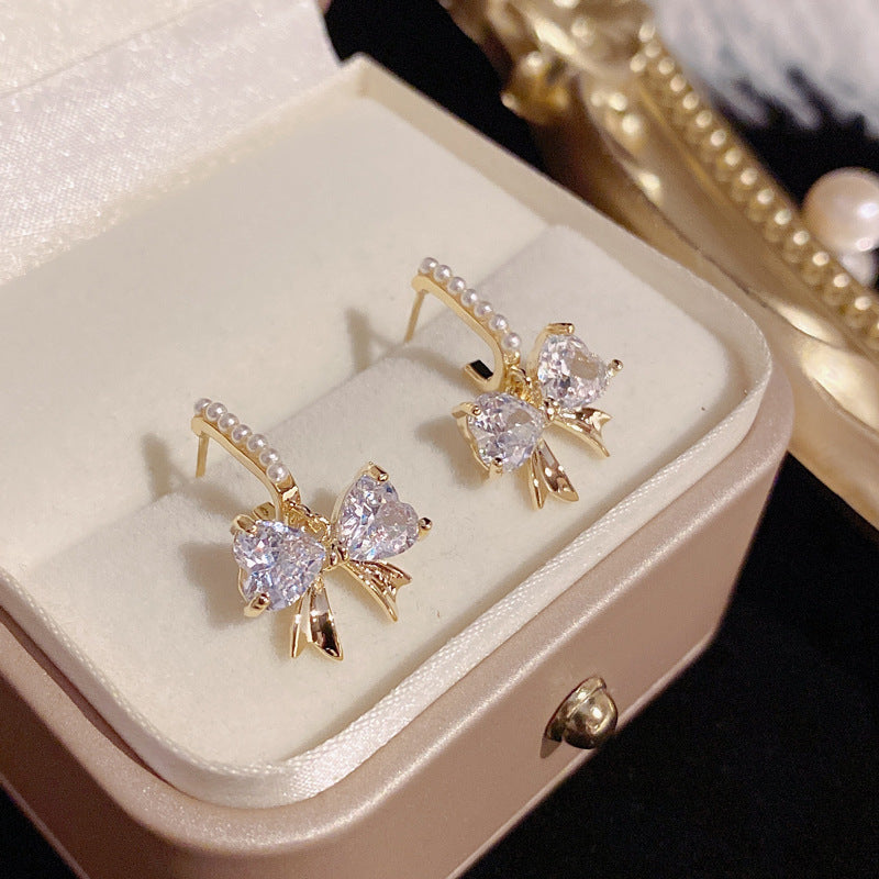 Bông Tai Nơ Đá SR135 Phối 1 Hàng Ngọc Trai Sát Tai