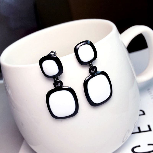 Bông tai tòng teng hình vuông trắng đen