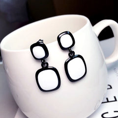 Bông tai tòng teng hình vuông trắng đen