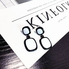 Bông tai tòng teng hình vuông trắng đen