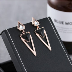 Bông tai tam giác dài đính đá