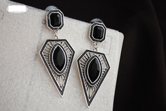 Bông Tai Tam Giác Tinh Thể Đá Đen