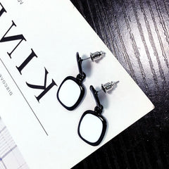 Bông tai tòng teng hình vuông trắng đen