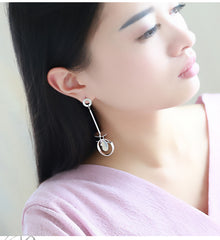 Bông tai tòn teng bất đối xứng