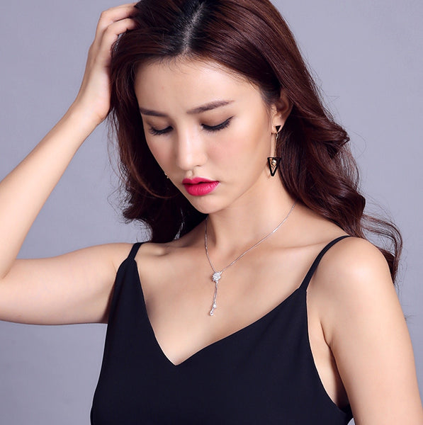 Bông tai tòn teng tam giác châu