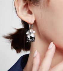 Bông tai khoen hoa đính đá đen