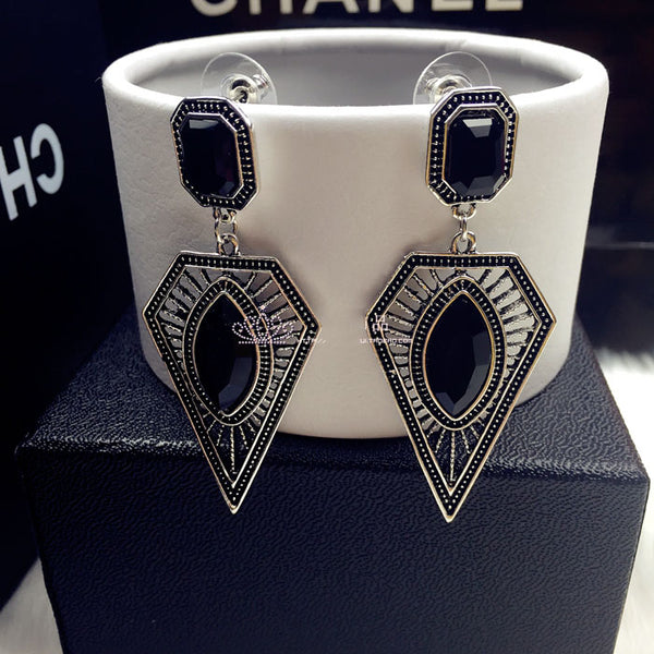 Bông Tai Tam Giác Tinh Thể Đá Đen