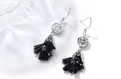 Bông Tai Tòn Teng Chùm Đính Đá Đen