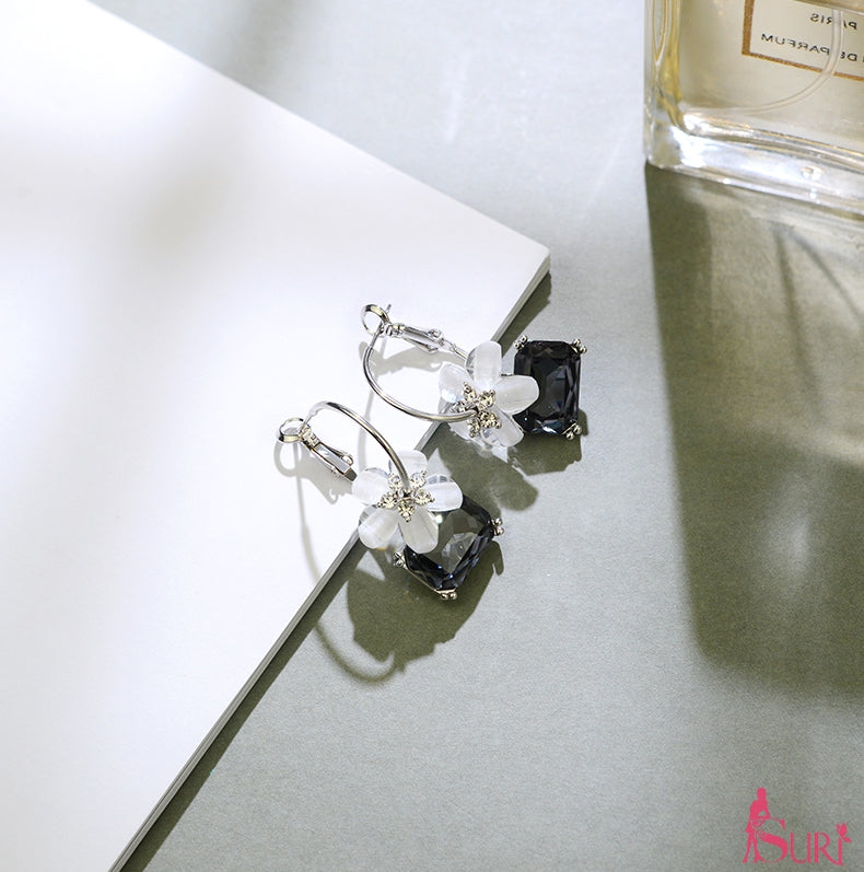 Bông tai khoen hoa đính đá đen