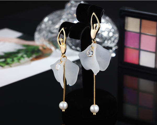 Bông tai tòn teng hoa tiết ba-lê