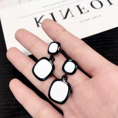 Bông tai tòng teng hình vuông trắng đen