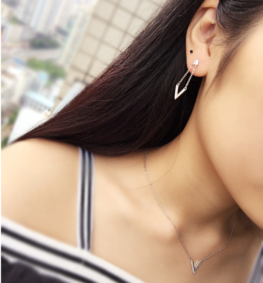 Bông tai tòn teng chữ V