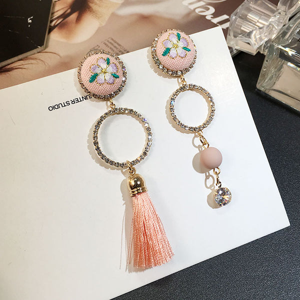 Bông Tai Tua Rua Bất Đối Xứng Thêu Hoa