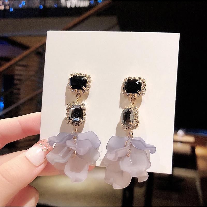 Bông Tai Tòn Teng 2 Đá Đen Phối Chùm Cánh Hoa