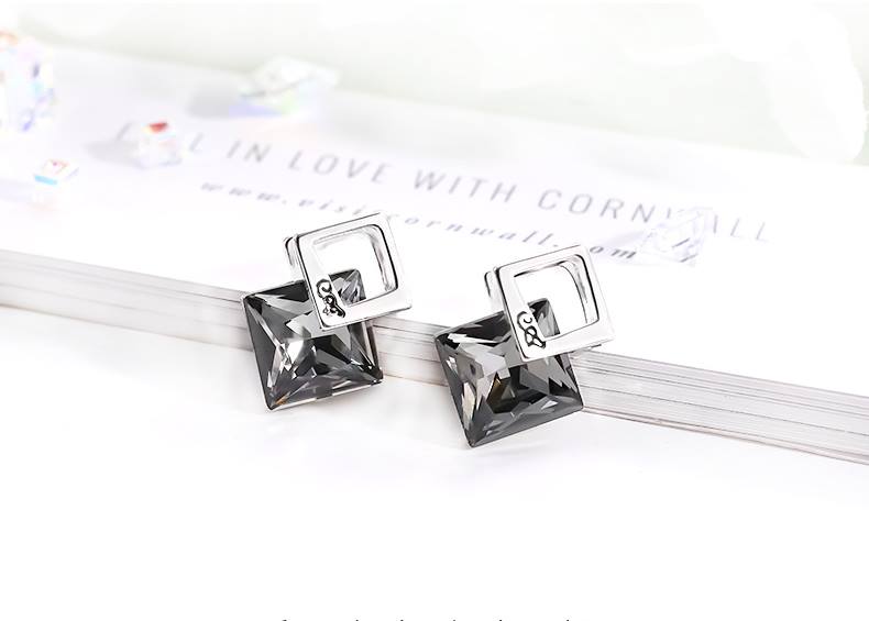 Bông tai hình thoi đính đá xám sát tai