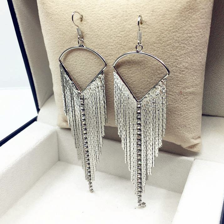 Bông tai tua rua dự tiệc