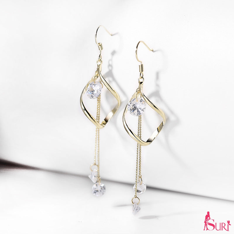 Bông tai xoắn tòn teng đính đá trắng