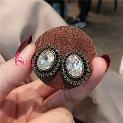 Bông tai ngọc trai sát tai Ovan