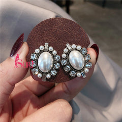 Bông tai ngọc trai sát tai Ovan