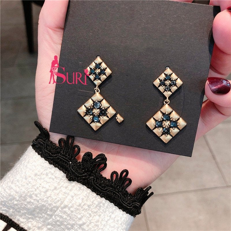 Bông Tai Tòn Teng Hình Thoi Vàng Nhám Đính 4 Hạt Đá Đen