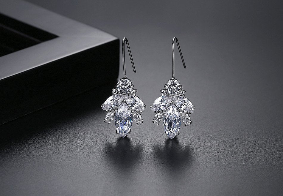 Bông Tai Tòn Teng Đá Trắng Lá Rơi Dạng Móc